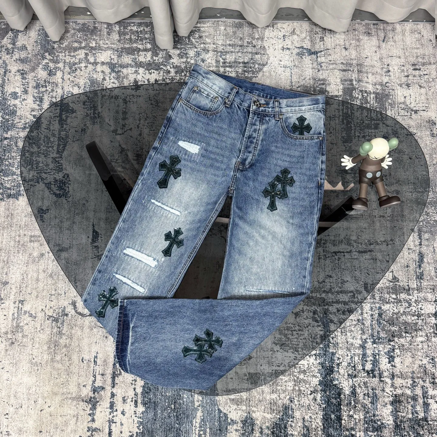 P280 Chromehearts washed blue ripped starry sky leather jeans adopt starry sky theme leather elements, mostly presented in the shape of a cross, with glitter on the leather surface. Unique design, simple and elegant details, exquisite workmanship, the entire trousers are neatly routed, and the details are in place! Ceiling-level jeans, a pair that is hard to find at the counter. About Zangyin, this is an extremely luxurious fashion brand that can also be called the aristocrat of the high street. It has always been an exclusive brand for some hipsters or the rich second generation. It is more luxurious and noble than ordinary high streets. It is more fashionable and individual than luxury brands. Top heavy industry fashion design has always been created in high street luxury style. Speaking of this style, Zangyin family and GU family are definitely the leading representative brands, especially the Zangyin family's creation of high street style. It has really achieved a state-of-the-art effect. The color system of this model is made of unique washed materials. It is already quite eye-catching. It is decorated with pink patchwork cross flowers, which cleverly highlights the charm of the brand. Secondly, this model adopts a classic high-waist cutting design, which highlights the long legs and fashionable temperament of the upper body. The brand is highly recognizable and the slim-fitting configuration is more suitable for daily wear. Personality, fashion, and specification interpretation are all at a glance. Needless to say, materials and craftsmanship. As an excellent craftsman brand, Zangyin’s requirements for details and craftsmanship are really perfect. The washed color of this model has gone through a lot of processes, not to mention the embellishment of the denim appliqués. It is also purely hand-made and sewn. Just like what they believe in, only hand-made things have soul and have the meaning of wearing. A top-notch heavy-duty fashionable denim item. Recommended by both hands. Size: 28/30/32/34/36 Waist: 73/78/83/88/93 Knee: 52/53.5/55/56.5/58 Pants length: 100/102/104/106/108